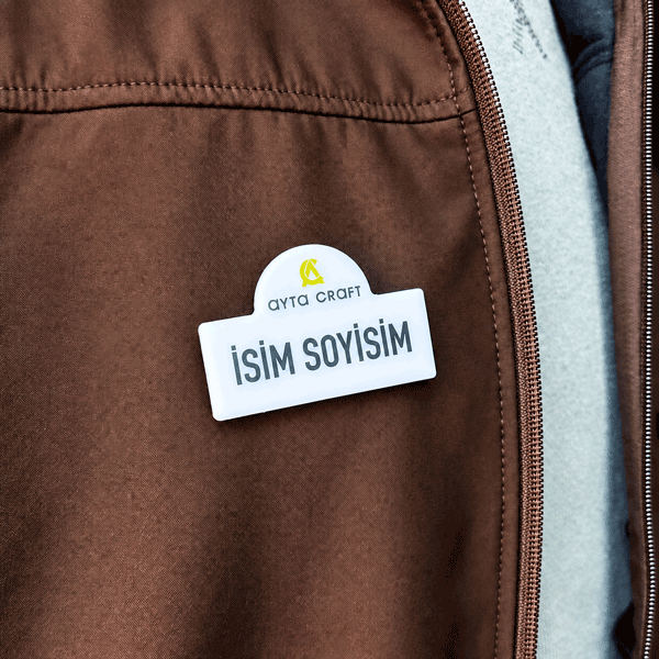Kişiye Özel Oval Detaylı Yaka İsimliği görsel